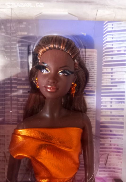 Sběratelská panenka Barbie Looks City Shine měděná